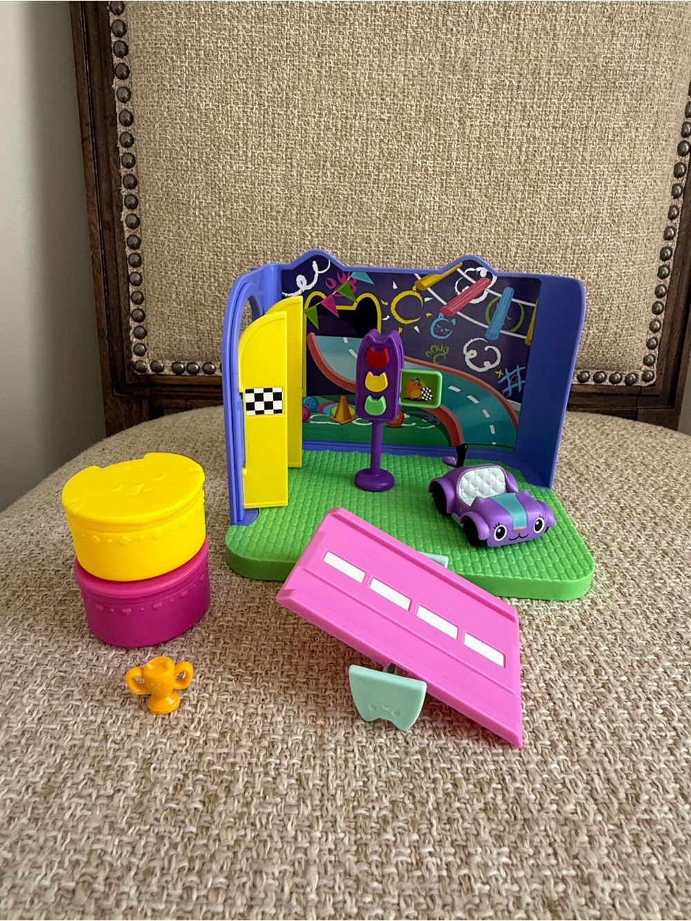 Gabby’s Dollhouse Carlita Purr-ific Play Room with Carlita car, ramp, stoplight